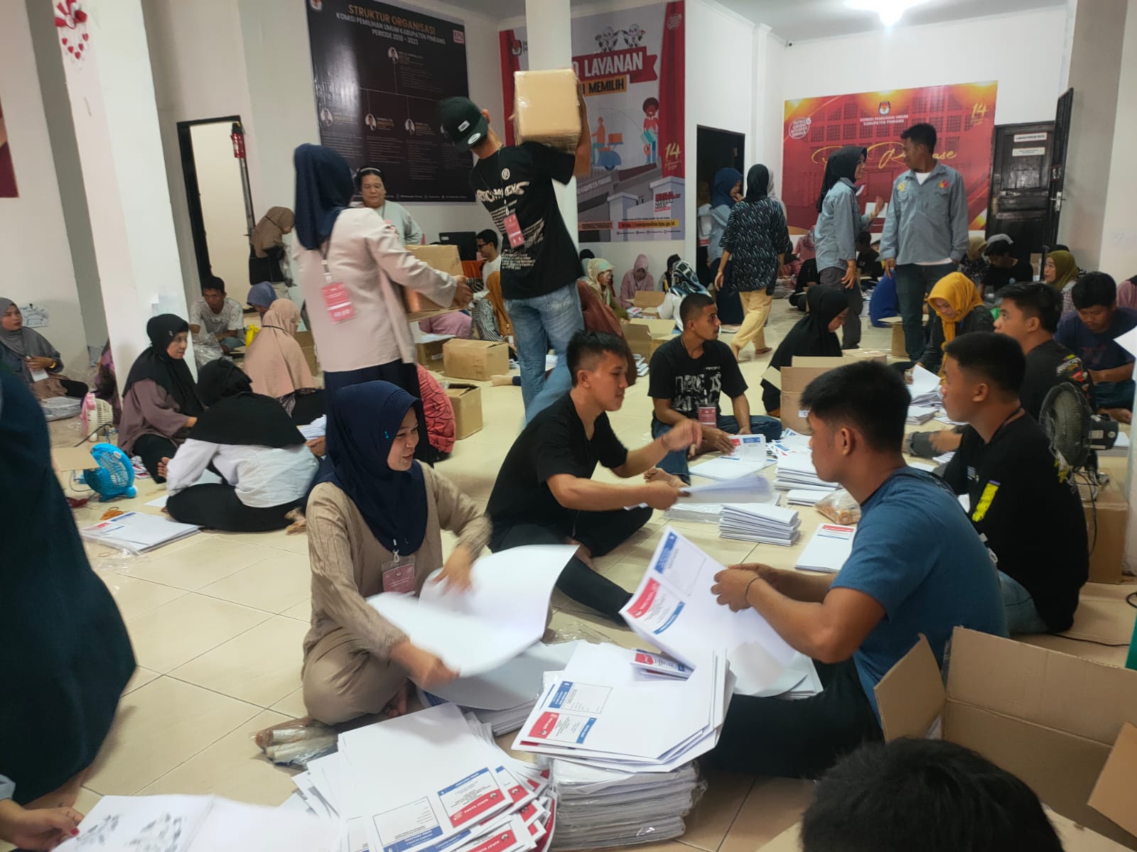 Jelang Deadline, KPU Pinrang Masih Sortir Lipat Surat Suara