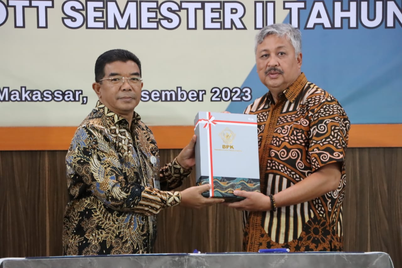 Bupati Irwan Hamid Terima LHP Pinrang Semester 2 dari BPK Sulsel