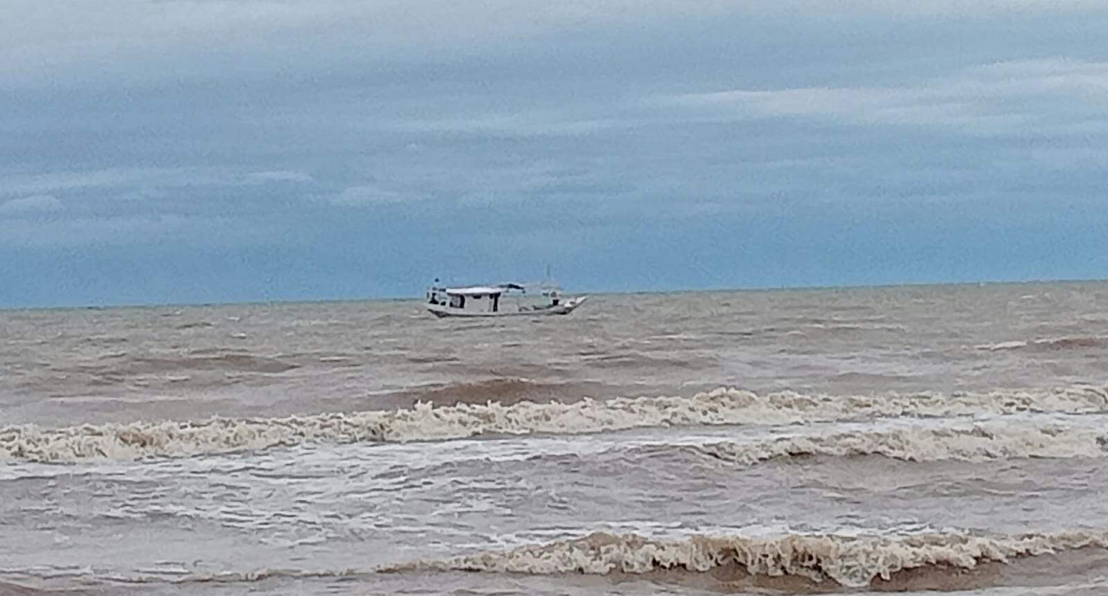 Kapal Nelayan asal NTT Terdampar di Pantai Ammani.