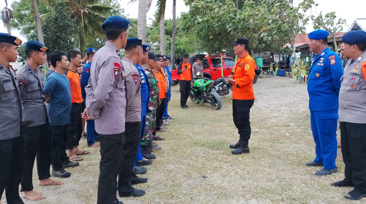 SAR Gabungan melaksanakan Briefing terkait evakuasi KM Nisa 08 yang terdampar di Pantai Ammani Pinrang (Foto: Polairud Polda Sulsel)