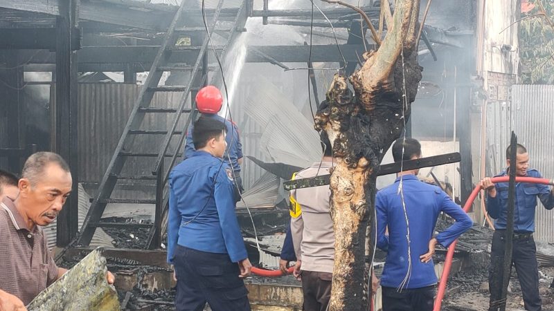 Dua Rumah Panggung dan Uang Ratusan Juta di Pinrang Terbakar 