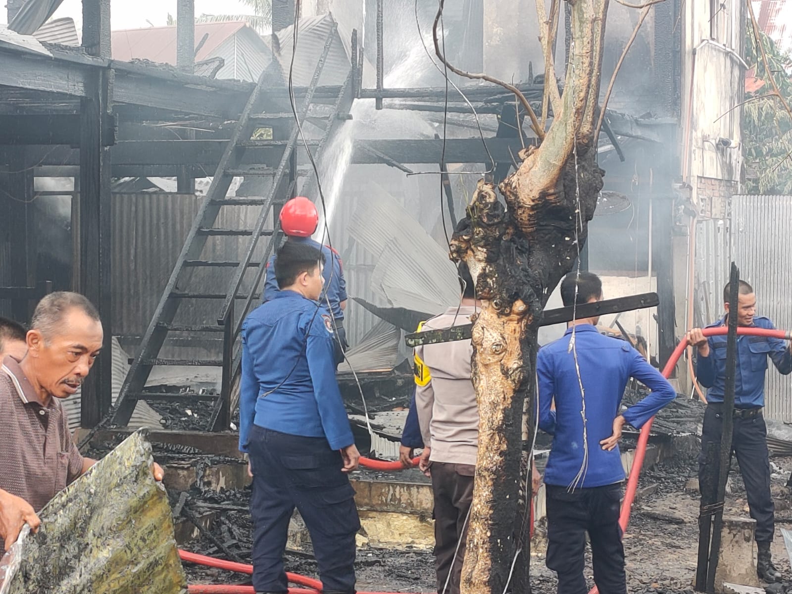 Dua Rumah Panggung dan Uang Ratusan Juta di Pinrang Terbakar 