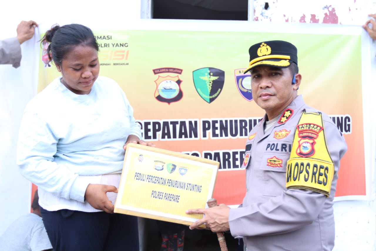 Kunjungan Kapolres Parepare bersama rombongan di kompleks Pasar Lakessi. AKBP Arman Muis memberikan bantuan pemenuhan makanan tambahan kepada anak Stunting, Jumat (26/1/2024).