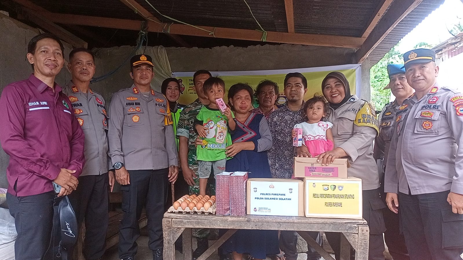 Kunjungan Kapolres Parepare bersama rombongan di Jalan Takkalao. AKBP Arman Muis memberikan bantuan pemenuhan makanan tambahan kepada anak Stunting, Jumat (26/1/2024).