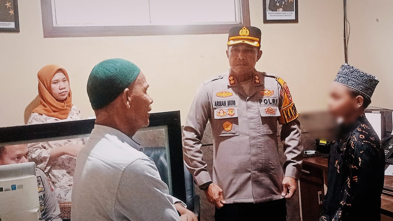 Kapolres Parepare, AKBP Arman Muis saat menerima laporan dari Salahuddin bersama anaknya yang diduga menjadi korban penganiayaan di pondok Tahfiz Quran, Jumat (26/1/2024).