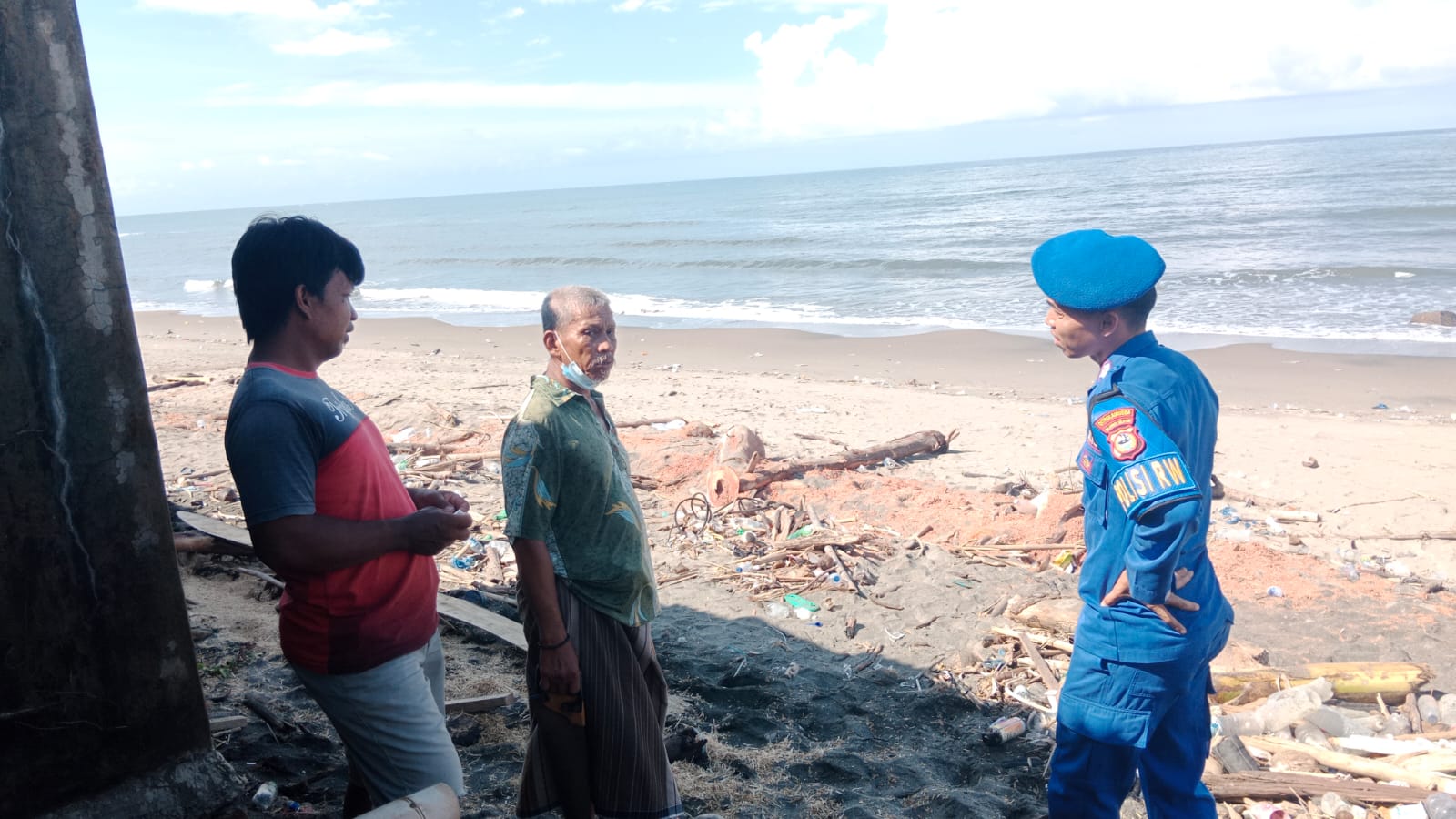 Anggota Polairud Polda Sulsel berkoordinasi dengan nelayan setempat terkait penemuan mayat di Pantai Lowita Pinrang, Minggu (28/1/2024).