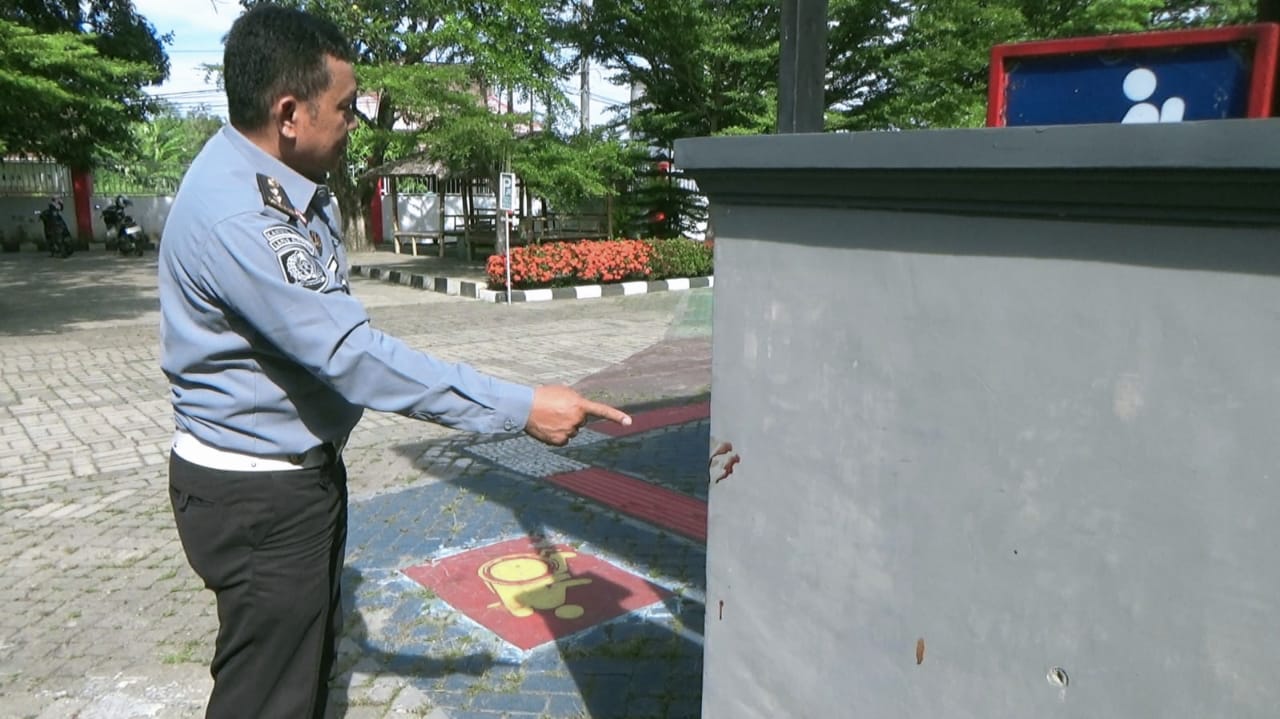 Bekas darah Napi Heri yang melarikan diri dari Lapas Parepare, menempel di tembok.