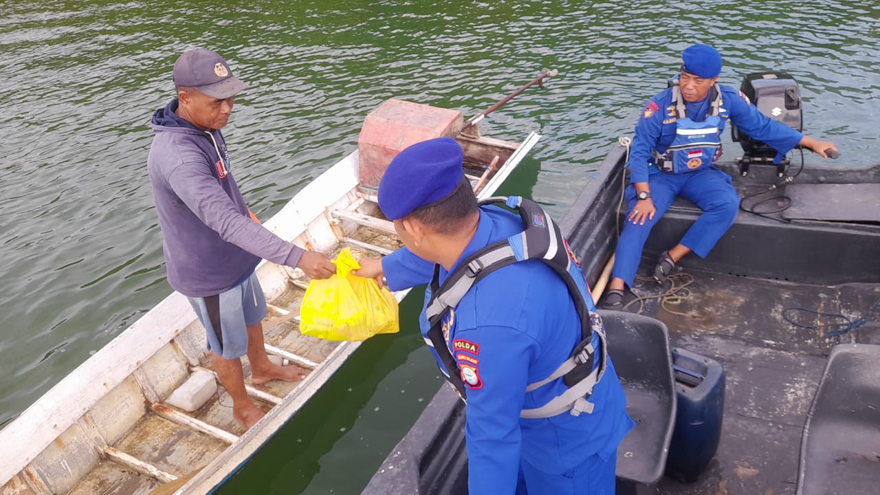 Polairud Polda Sulsel Bagi Sembako ke Nelayan Parepare dan Pinrang