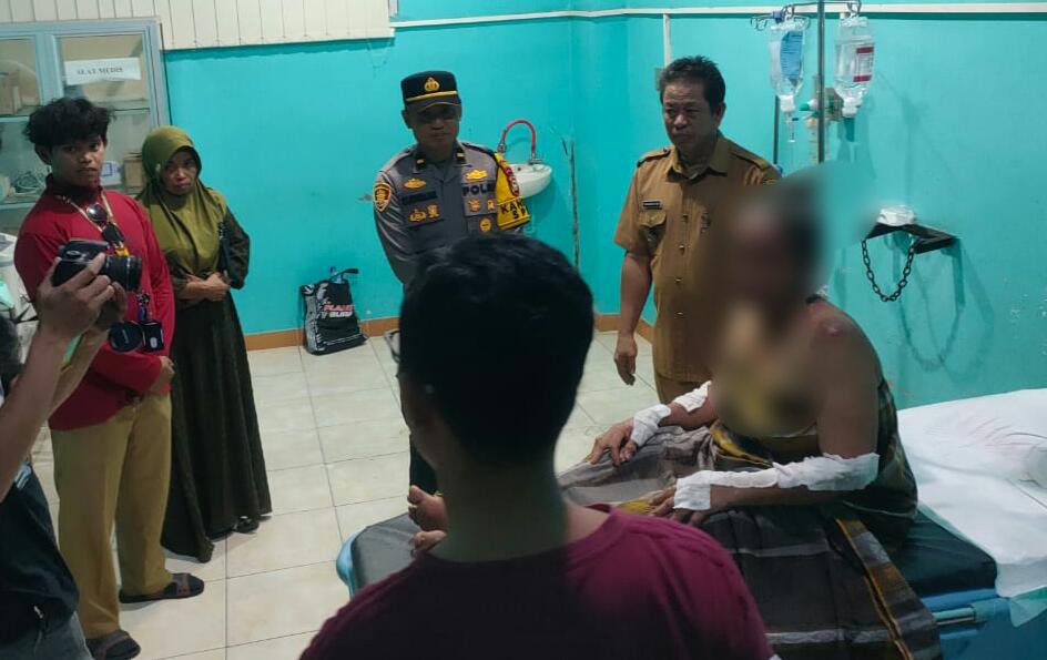 S (60) mengalami luka bakar atas insiden kebakaran rumah di Desa Alitta. S menjalani perawatan di Rumah Sakit Lasinrang Pinrang. (Foto: Suardi)