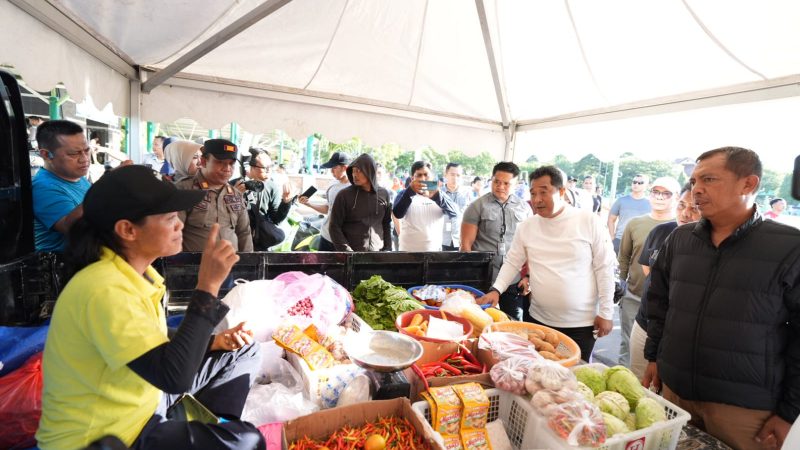 Pj Gubernur Sulsel Ikut Jalan Santai, Cek Kesehatan hingga Tinjau Pasar