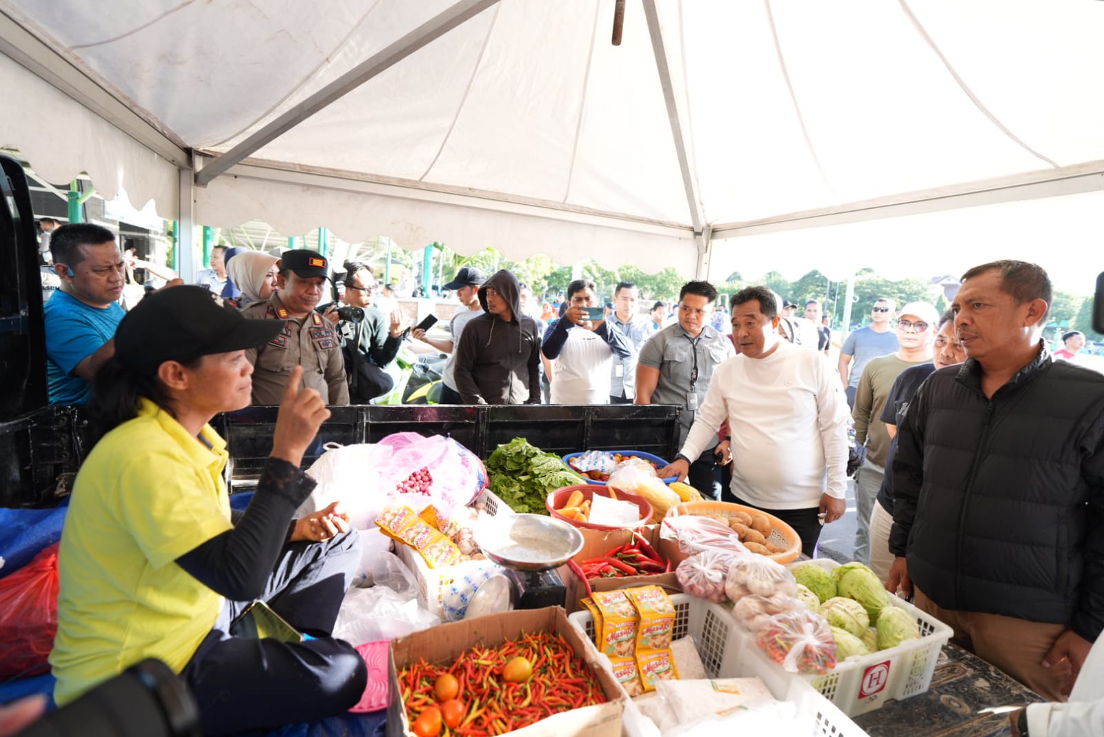 Pj Gubernur Sulsel Ikut Jalan Santai, Cek Kesehatan hingga Tinjau Pasar