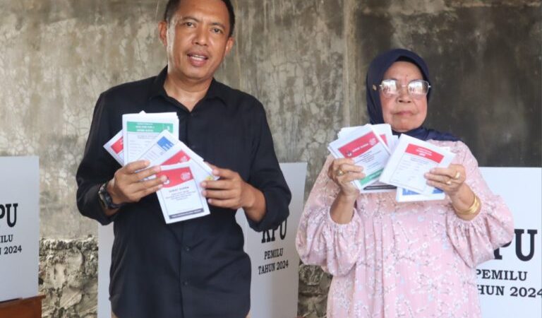 Pj Wali Kota Akbar Ali Nyoblos di TPS 5 Lapadde bersama Ibunda