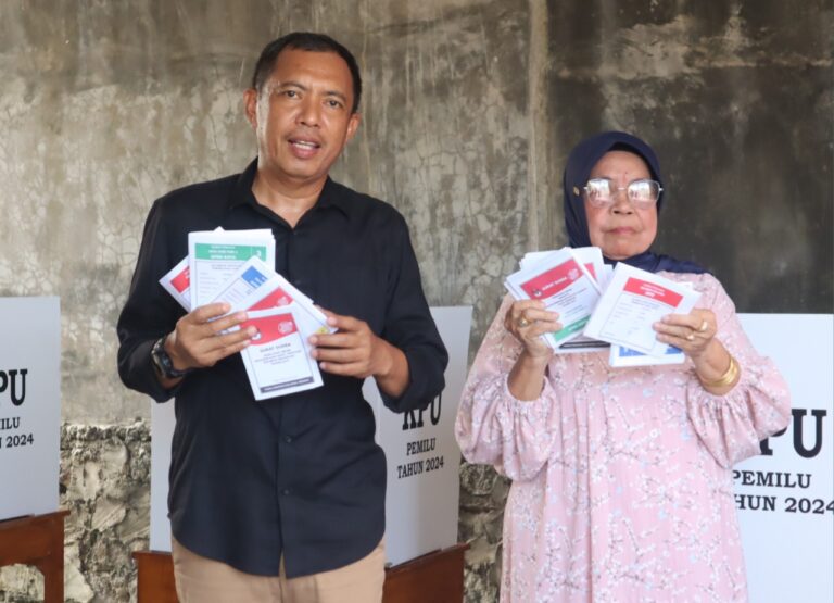 Pj Wali Kota Akbar Ali Nyoblos di TPS 5 Lapadde bersama Ibunda