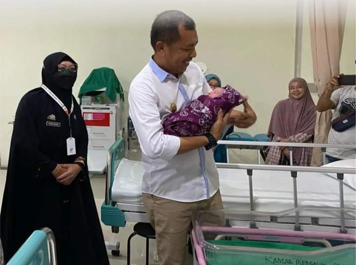 Dua Bayi Lahir di RSUD Andi Makkasau saat HUT Parepare ke 64 Dapat Kado dari PJ Wali Kota