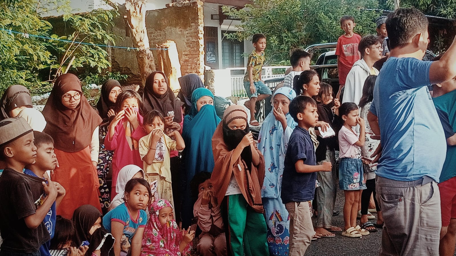 Warga ramai-ramai berada di sekitaran lokasi penemuan mayat. 