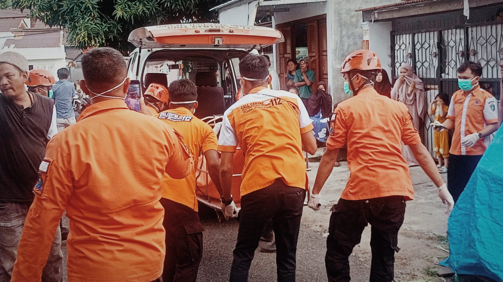 Petugas Call Center 112 Parepare dan BPBD mengangkat mayat ke mobil ambulans untuk dibawa ke rumah sakit.