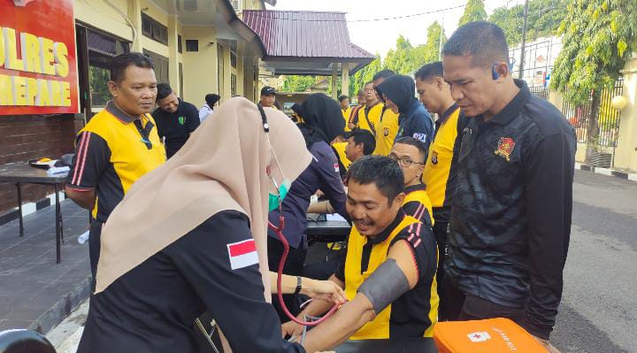 Kapolres Parepare Pimpin Olahraga Bersama dan Pemeriksaan Kesehatan Personel Jelang Pemilu 2024