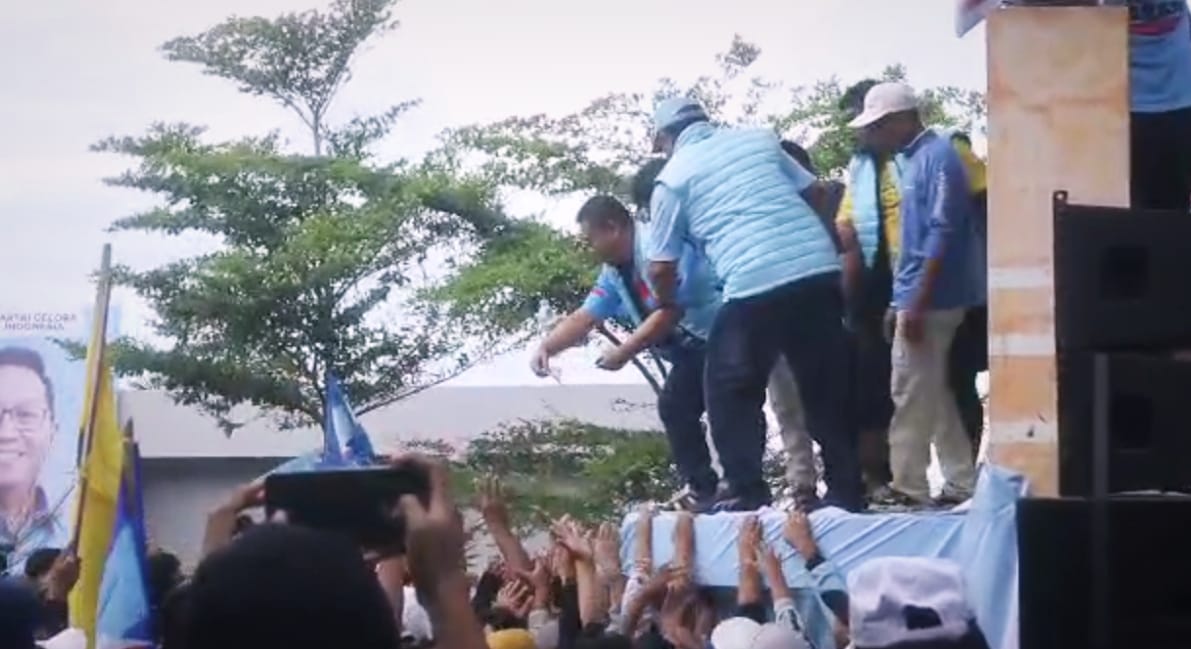 Ketua TKD Prabowo-Gibran Parepare, H Surianto bagi-bagi uang saat acara Senam Sehat di Taman Mattirotasi, Minggu (4/2/2024). (Foto: tangkapan layar video/Istimewa)