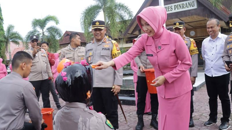 Kapolres Pinrang Didampingi Ketua Bhayangkari Awali Tradisi Penyambutan Bintara Remaja 