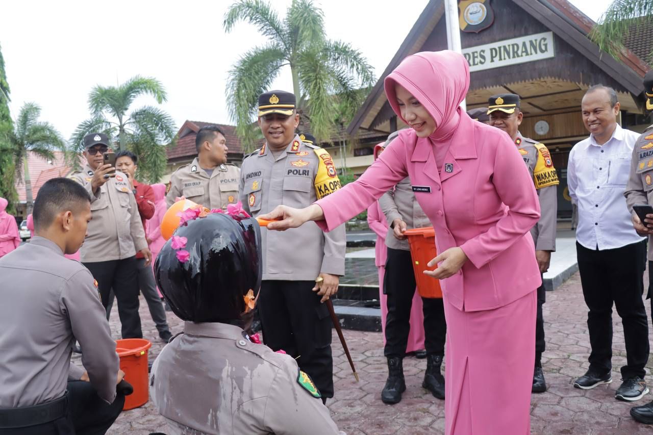 Kapolres Pinrang Didampingi Ketua Bhayangkari Awali Tradisi Penyambutan Bintara Remaja 