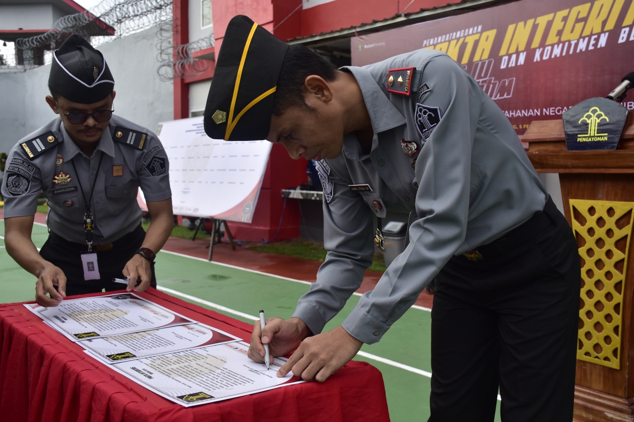 Menuju Predikat WBBM, Pegawai Rutan Pinrang Teken Pakta Integritas dan Komitmen Bersama