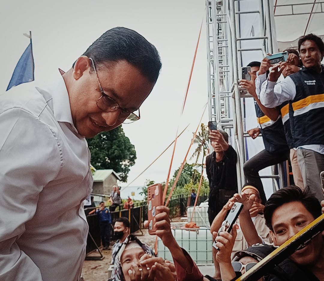 Capres Nomor Urut 1 Anies Baswedan menyapa pendukungnya saat menaiki panggung Kampanye Akbar di Parepare, Selasa (6/2/2024).