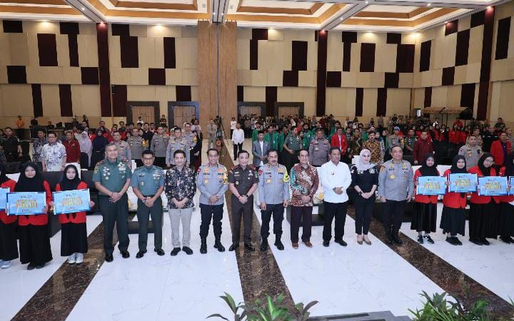 Wakapolri Serahkan Beasiswa ke Mahasiswa Unhas dan UIN Alauddin Makassar 