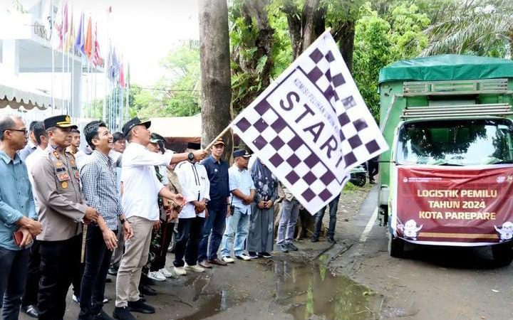 Pj Wali Kota Akbar Ali Lepas Pendistribusian Logistik Pemilu di 4 Kecamatan Parepare