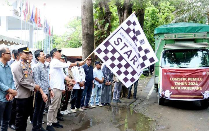 Pj Wali Kota Akbar Ali Lepas Pendistribusian Logistik Pemilu di 4 Kecamatan Parepare