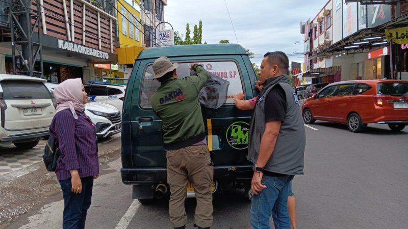 Bawaslu Parepare Tertibkan Stiker Kampanye di Angkutan Umum