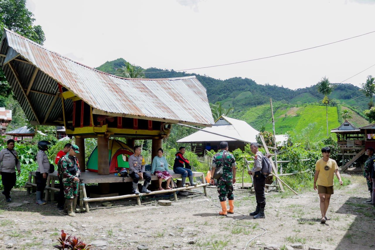 Kapolres bersama Dandim Pinrang Cek Kondisi TPS di Desa Mesakada, Terpencil dan Sulit Jaringan