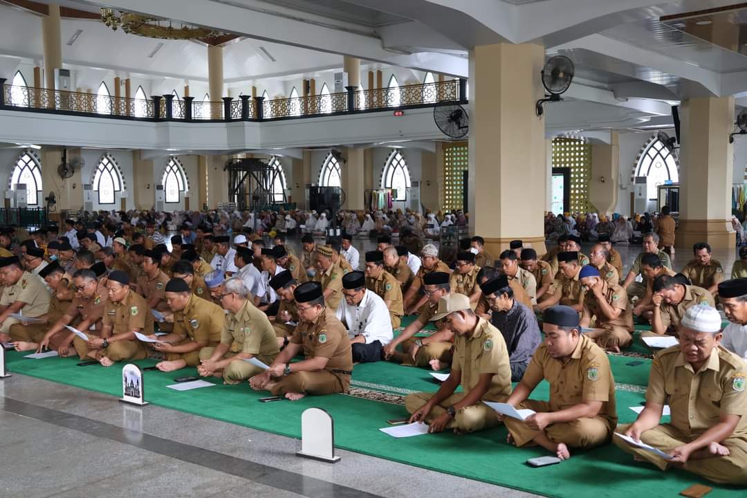 Zikir dan Doa di Masjid Al-Munawwir Kabupaten Pinrang, Senin (12/2/2024).