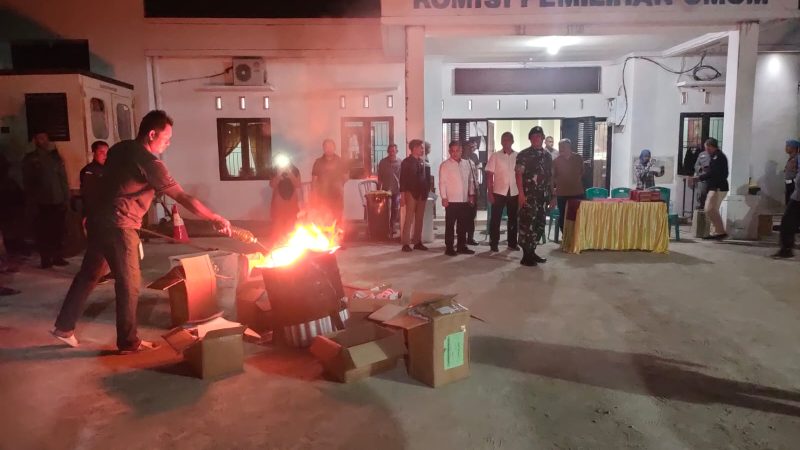 Ribuan Surat Suara Dibakar di Kantor KPU Pinrang