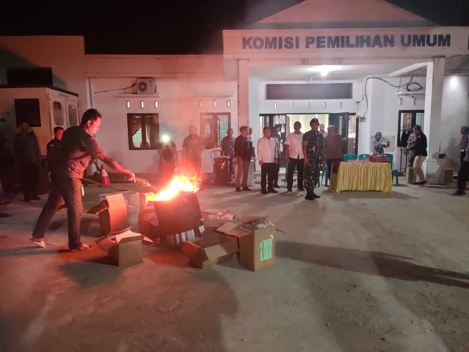 Ribuan Surat Suara Dibakar di Kantor KPU Pinrang