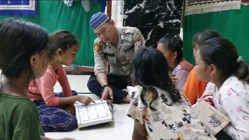 Polisi di Makassar Nyambi Jadi Guru Ngaji, Bagi Ilmu Agama ke Anak-anak Pulau