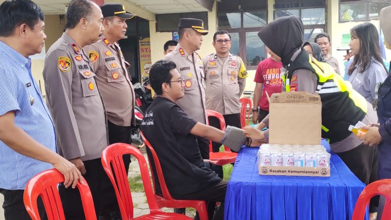 Polres Pinrang Bagikan Vitamin dan Cek Kesehatan Anggota Polri maupun PTPS Pemilu 2024