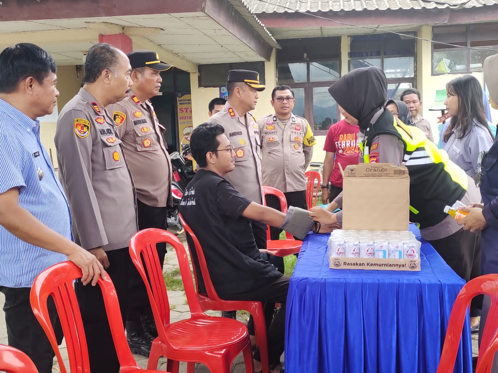 Polres Pinrang Bagikan Vitamin dan Cek Kesehatan Anggota Polri maupun PTPS Pemilu 2024