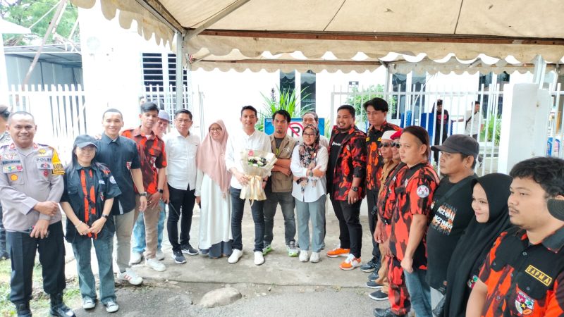 Aksi Damai Pemuda Pancasila, Berikan Buket Bunga ke KPU Parepare sebagai Dukungan Moral 