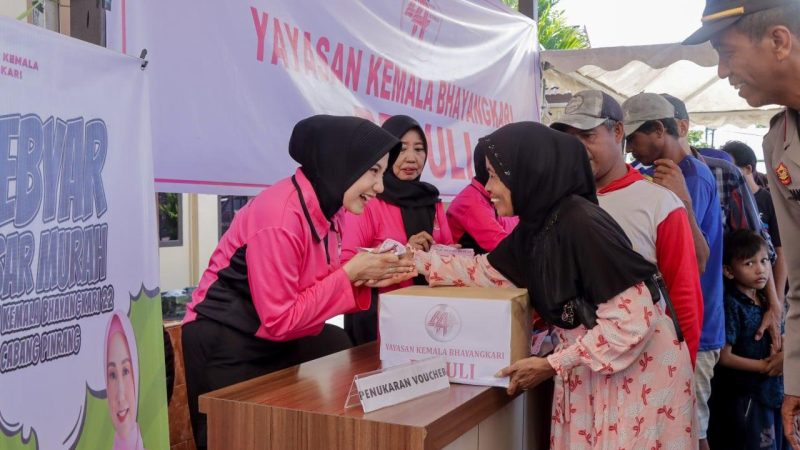 Pengurus Yayasan Kemala Bhayangkari Cabang Pinrang Hadirkan Gebyar Pasar Murah, Ratusan Warga Padati Halaman Polres