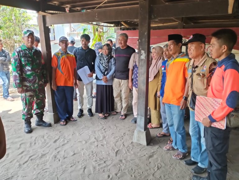 Bupati Pinrang Irwan Hamid Kunjungi Korban Angin Kencang di Desa Tassiwalie