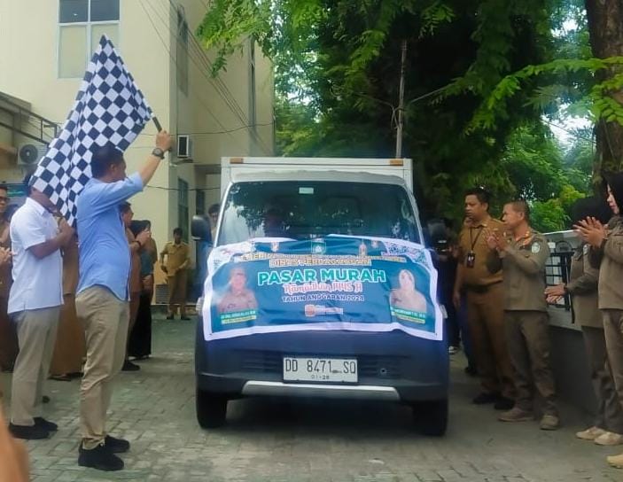 Pj Wali Kota Akbar Ali Lepas Tim Pasar Murah, Sasar 4.510 Penerima Manfaat di Parepare