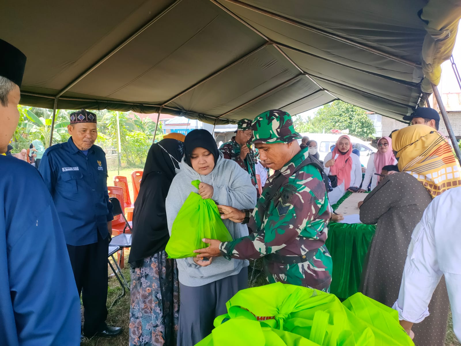 Emak-Emak Serbu Pasar Murah TMMD di Pinrang