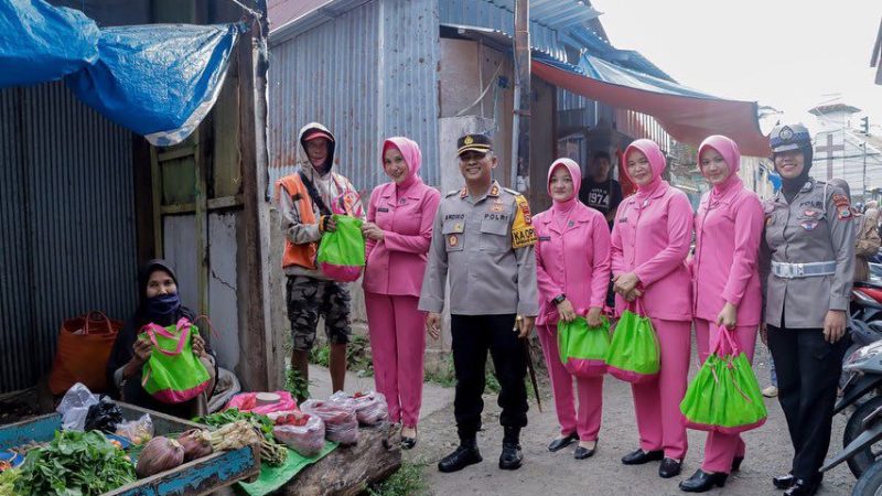 Polres bersama Bhayangkari Cabang Pinrang Bagikan Sembako dan Takjil ke Pengendara hingga Pedagang