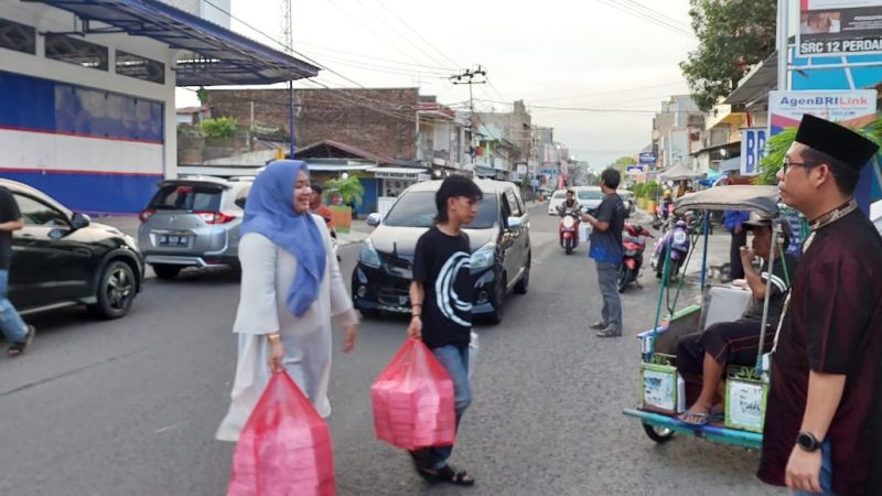 Evo Cafe & Billiard Berbagi Takjil Buka Puasa