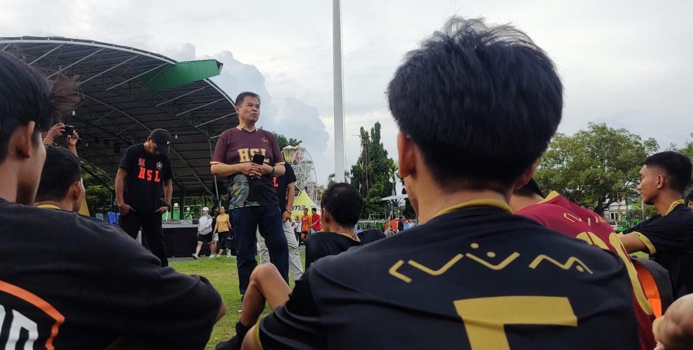 Manajer Media fc Parepare, Haji Syamsul Latanro memberikan arahan kepada para pemain.