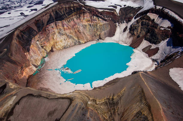 Sifat Kamchatka. Pemandangan dan pemandangan Semenanjung Kamchatka yang menakjubkan. Sifat Kamchatka, gunung berapi yang terbakar, daerah dekat gunung berapi. (Foto: iStockphoto/avstraliavasin)