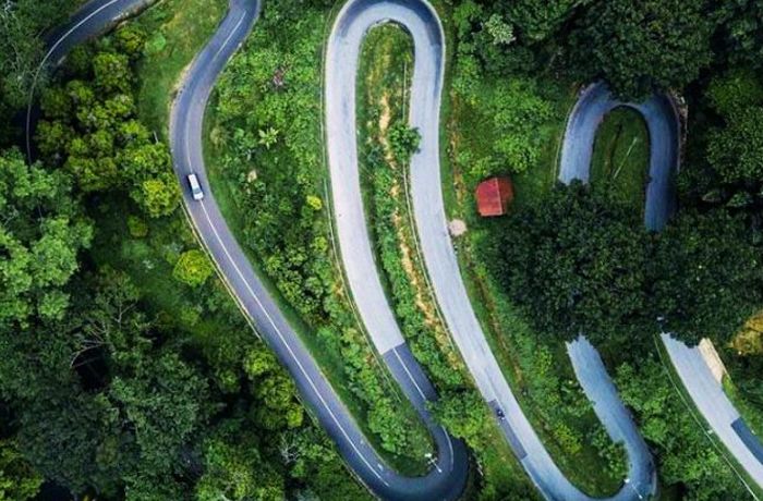 44 Kelok jalur ini menantang pengemudi dengan kemiringan berkisar 45 hingga 60 derajat (foto: kabapedia)