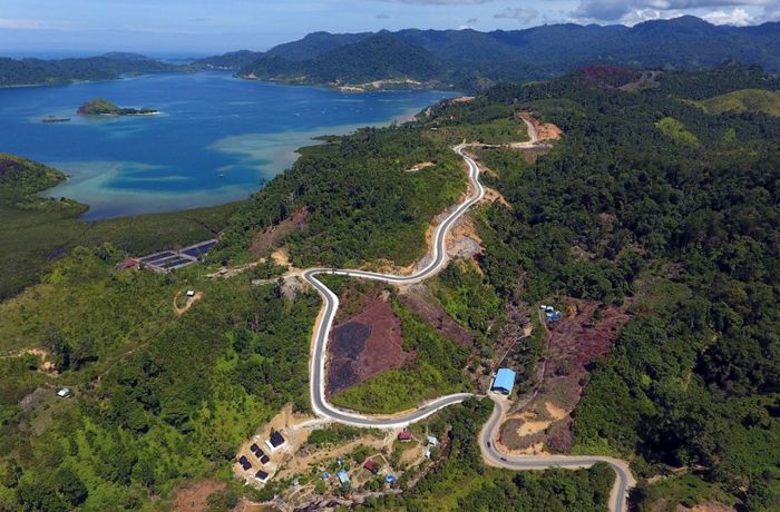 Jalur ini melewati tanjakan curam dan menguras tenaga (foto: katadata.co)
