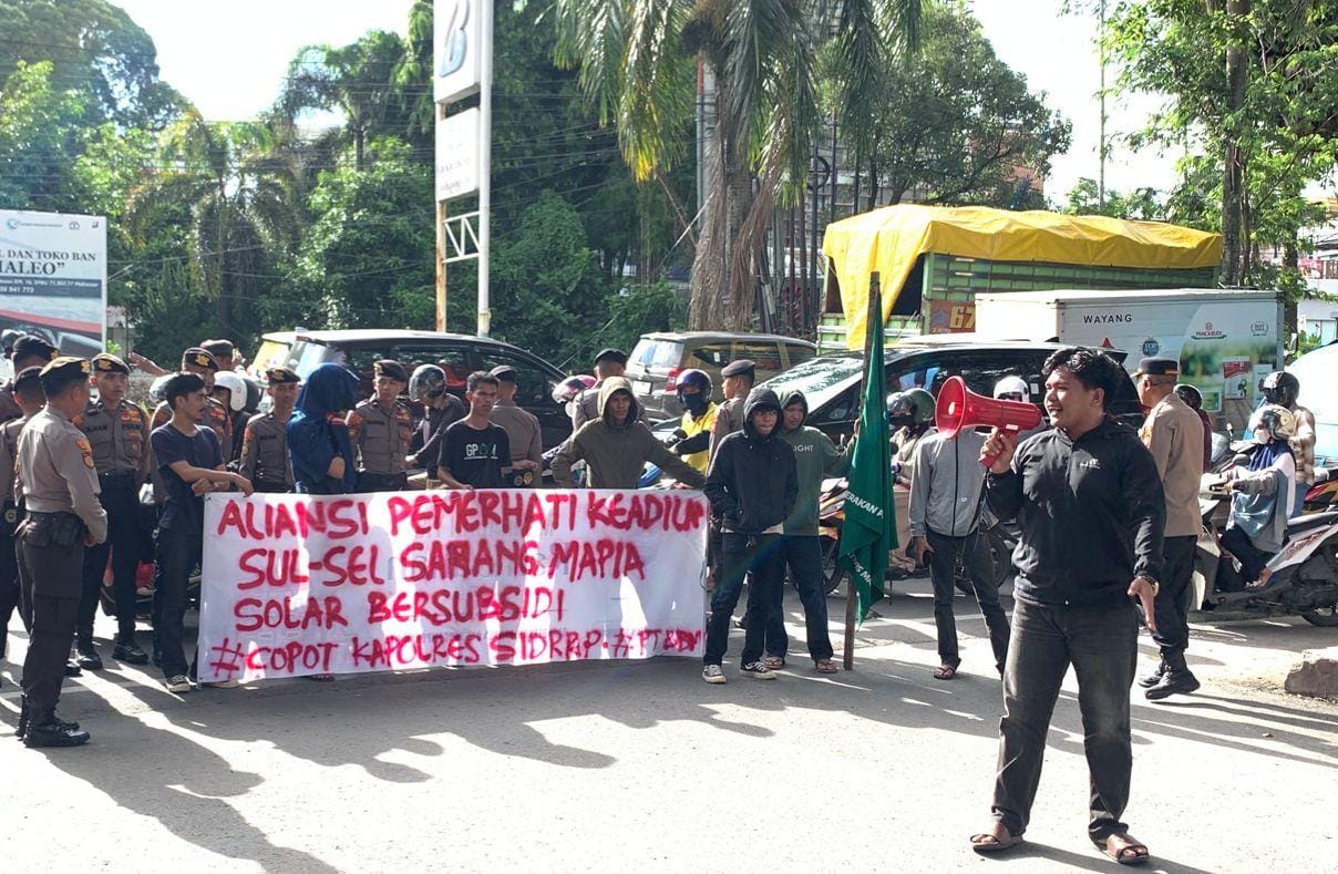 Aktivis Demo di Depan Polda Sulsel, Minta Kapolres Sidrap Dicopot