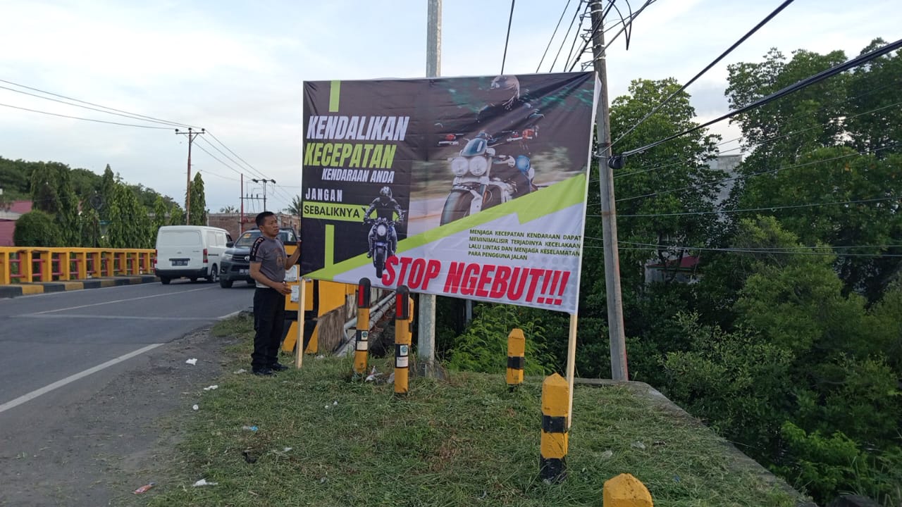 Antisipasi Laka Lantas Jelang Lebaran, Satlantas Polres Parepare Pasang Papan Bicara Imbauan